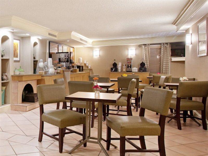 La Quinta Inn By Wyndham Denver Central المطعم الصورة